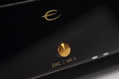 Electrocompaniet EMC 1 MK V sort CD-afspiller, nærbillede af det gyldne "E"-logo og indskriften "EMC 1 MK V" på frontpanelet