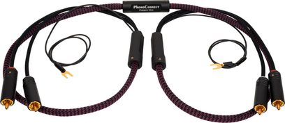 Cavo phono Thorens PhonoConnect PHC 150 RCA-RCA 1,5 m con guaina intrecciata in nylon nero e magenta, connettori RCA neri con contatti dorati e cavi di massa con forcella, vista dall’alto