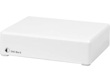 Pro-Ject DAC Box E weißer Audio-DAC-Wandler, glänzendes weißes rechteckiges Gehäuse, leicht schräge Draufsicht, Logo "DAC Box E" auf der Oberseite