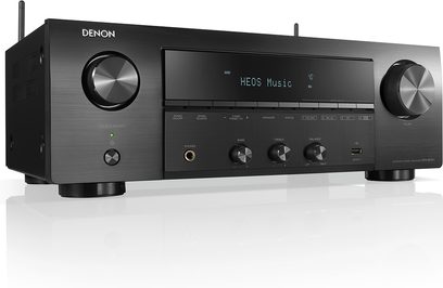 Amplificatore hi-fi stereo Denon DRA-800H nero, vista frontale, pannello frontale nero con pulsanti e display LCD blu che mostra "HEOS Music"
