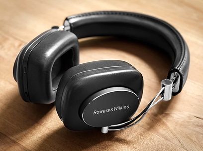 Bezdrátová circum-aurální sluchátka Bowers & Wilkins P7 Wireless v černé kůži, zobrazená z tříčtvrtečního úhlu na dřevěném povrchu