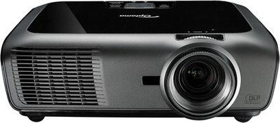 Optoma EX765 sort videoprojektor, front, objektivet forskudt til højre, ventilationsriste, kontrolknapper på toppen