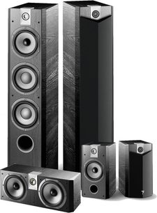 Sæt med sorte Focal Chorus 726 V 5.0 gulvhøjttalere, set forfra, bestående af 2 store højttalere, 2 små og 1 centerhøjttaler