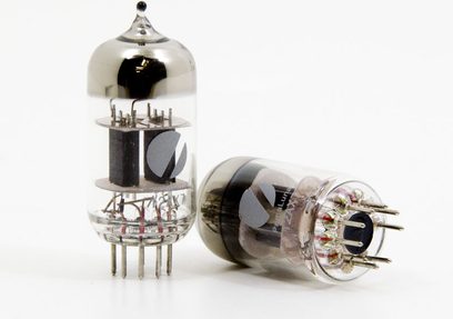 To elektronrør fra PrimaLuna 12AX7, et stort og et lille, i glas og metal, på hvid baggrund