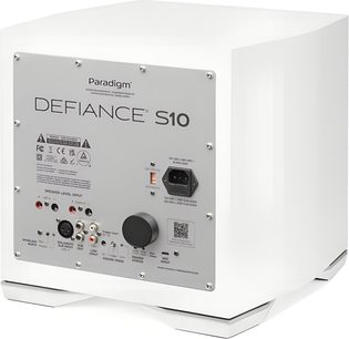 Caja de graves Paradigm Defiance S10 blanca, vista trasera, panel metálico con conectores, rueda y toma de corriente