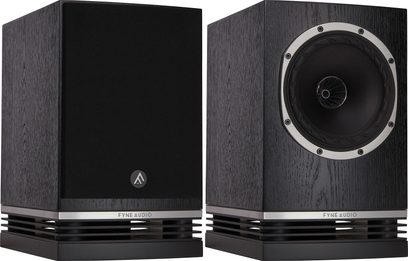 Fyne Audio F500 sort træ-bogreolhøjttaler, sort træ, set forfra og fra siden, mørkt træhøjttaler-kabinet, sort højttaler, metalrist