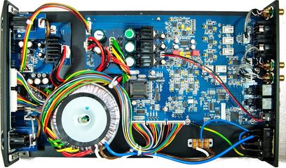 Nuprime DAC-10 sidabrinės spalvos garso DAC keitiklis, vidinių elektroninių komponentų, spausdintinių plokščių, laidų, toridinės ritės ir ventiliatoriaus vaizdas