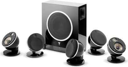 Focal Dôme Flax 5.1.2 sort højttaler-pakke: 5 sorte sfæriske højttalere på stativer, 1 sort rektangulær center-højttaler