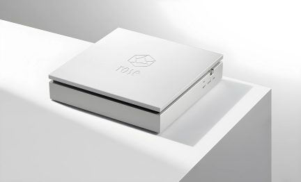 Sølvfarvet rektangulært kabinet med logo og teksten "rose" på toppen, afbryder og porte på højre side