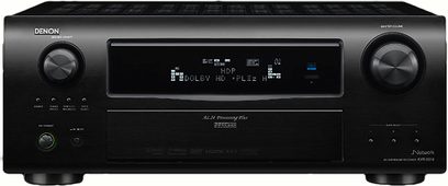 Denon AVR-3310 sort hjemmebiografsforstærker, set forfra, blå skærm, sølvfarvede knapper og drejeknapper, 2 store centrale drejeknapper