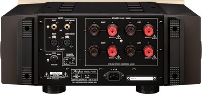 Accuphase P-4600, baksidevisning, svarte og røde lydkontakter, XLR- og RCA-innganger, bryter, strømkontakt