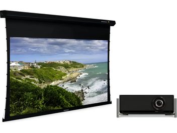 Motorisierte schwarze Projektionsleinwand mit Bild einer Küstenlandschaft und schwarzem Videoprojektor unten rechts