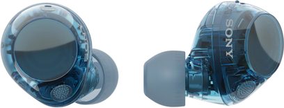Sony WF-C710N blauwe in-ear hoofdtelefoon van doorschijnend plastic, twee oordopjes schuin van voren en opzij getoond, blauwgrijze siliconen oordopjes en zichtbaar rond rooster