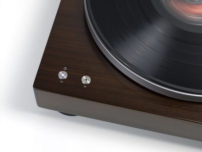 Music Hall Classic valnøddetræ pladespiller, set ovenfra og fra siden, med pladespiller og tonarm, sølvfarvede kontrolknapper