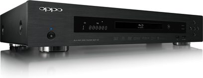 4K Blu-ray přehrávač OPPO BDP-103EU černý, pohled zepředu, modrý LED displej, matná a lesklá černá čelní strana, dotyková tlačítka