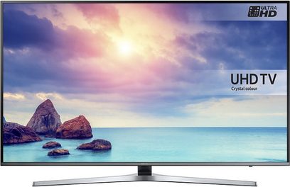 Samsung UE55KU6470UXZF 4K-tv, der viser et havlandskab ved solnedgang, placeret på en lysegrå fod