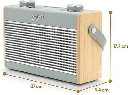 Radio przenośne Roberts Rambler Max w kolorze niebiesko-błękitnym, widok z przodu pod kątem. Obudowa z matowego plastiku w kolorze niebiesko-błękitnym z boczkami z jasnego drewna, metalowa, srebrna kratka z przodu, pasujący pasek boczny oraz dwa duże chromowane przyciski na górze.