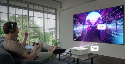 Bílý plastový projektor, viditelná zadní konektivita, obrazovka 90″ ve vzdálenosti 1 m, hráč se sluchátky na pohovce, boční pohled