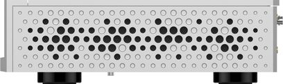 Sidabrinis aliuminio elektronikos korpusas, šoninis vaizdas, šoninė panelė visiškai perforuota eilėmis įvairaus dydžio apvalių angų, juodas fonas, stovi ant dviejų juodų cilindrinių kojelių