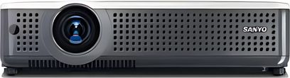 Sanyo PLC-XU75 videoprojektor i grå og sort, set forfra, centreret objektiv, ventilationsgitter til højre