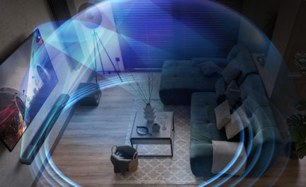 Bară de sunet home cinema într-un living modern, televizor mare montat pe perete și efecte vizuale de unde sonore albastre învăluitoare