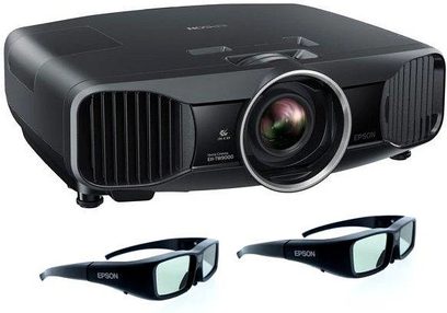 Epson EH-TW9000 sort videoprojektor, set forfra med linse og to 3D-briller, på ensfarvet sort baggrund