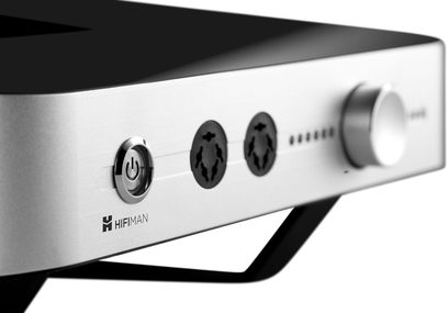 Åben hi-fi hovedtelefon Hifiman Shangri La Jr System i sølvfarve, tæt forfra-visning af kontroller og jackstik på den ene side