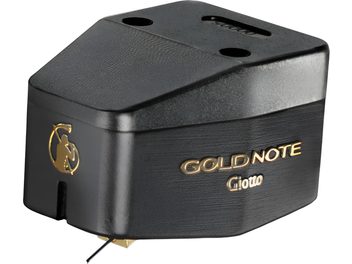 Melna Gold Note Giotto hi-fi atskaņotāja galviņa, fotografēta trīs ceturtdaļu rakursā, ar zelta krāsas uzrakstu un redzamu adatu
