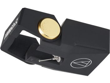 Diamant til Audio Technica AT-VMN60xSL pladespiller, mat sort plastikhus med gylden cirkulær indsats, hvidt trekantet logo på fronten og synlig sølvfarvet cantilever, skrå visning