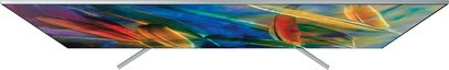 Samsung QE65Q7F 2017 ultra-fladt TV, slukket skærm, set forfra, viser flerfarvet fjer med iriserende refleksioner