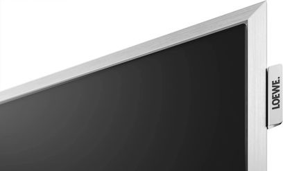 Téléviseur Loewe Stellar 97 DR+ noir avec cadre argenté brossé, vue rapprochée en angle du coin supérieur droit