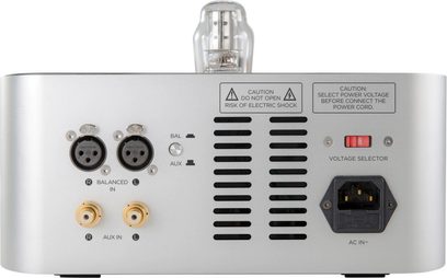 Lydforstærker med spændingsvælger, XLR- og RCA-indgange, hovedtelefonstik, i en sølvfarvet metalkabinet