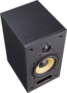 Højttaler Davis Acoustics Ariane 1 sort, trækasse med træstruktur, 3/4-visning, diskant, gul bas, frontport