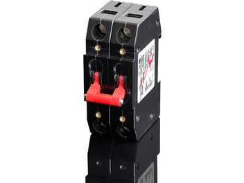 Nástěnné zásuvky GigaWatt G-16A 2P černé, pohled zepředu, dvě červené zásuvky, přepínače s páčkou, bílá štítka