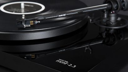 Hi-fi pladespiller Music Hall MMF 2.3 i sort. Nærbillede af tonearmen med pickup og modvægt. Set ovenfra