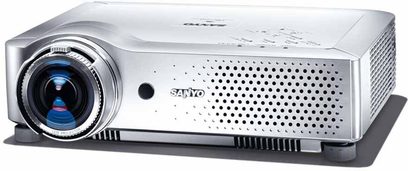 Lysegrå Sanyo PLC-XU84 videoprojektor, front med linse og gitter, top med logo og knapper