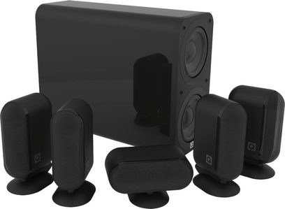 Pakke med kompakte Q Acoustics 7000i Plus 5.1 sorte højttalere bestående af 5 højttalere og 1 subwoofer, set forfra