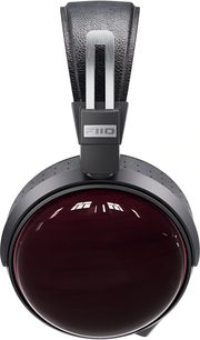 Uzavreté slúchadlá FiiO FT13, pohľad spredu, čierny textúrovaný hlavový most, brúsený kovový držiak, lesklé vínovočervené mušle