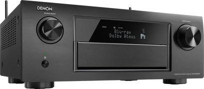 Denon AVR-X6200W sort hjemmebiograf-forstærker, set forfra, blåt display med "Blu-ray Dolby Atmos", knapper og drejeknapper