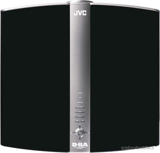 JVC DLA-HD1 sort videoprojektor, frontvisning, kontrolknapper øverst, hvidt JVC-logo på forsiden