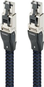Nettverkskabel Ethernet RJ45 Audioquest RJ/E Vodka 1,5 m, frontvisning med to sølvfargede metallkontakter, svarte klips, svart hylse merket «Vodka» og flettet svart og blå kabelkappe