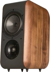 Chario Aviator Nobile reolhøjttaler, set fra trekvart front, mat sort front med synlig woofer og diskant, kabinet i rillet massivt valnøddetræ, afrundede hjørner og fire sorte koniske fødder