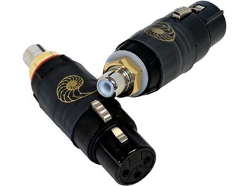Svart och guldmetallisk Cardas XLR hane till RCA hona-adapter med guldpläterade kontakter och svart flätad kabelmantel