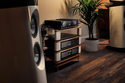 Naim Audio NAP 250 6-astmeline puidust võimsusvõimendi, esipaneeliga nuppude ja ekraaniga, vaade 3/4 paremalt eest