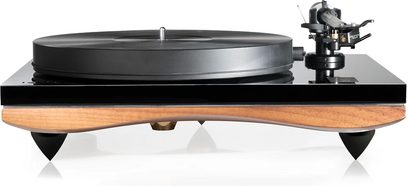 Gold Note Giglio valnøtt platespiller med B-5.1 tonearmen, svart tallerken, tonearmen og motvekt, på lys trehylle