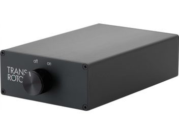 Transrotor Phono Studio phono-forforstærker i sort børstet aluminium, kompakt rektangulært kabinet set fra trekvart forfra til højre, med frontpanel med sort drejeknap i midten, grøn LED og fire hjørneskruer