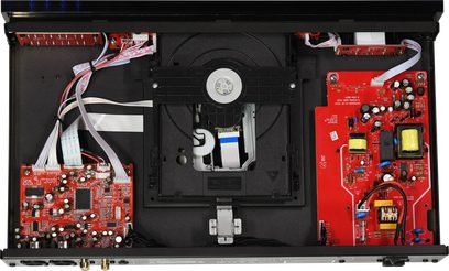 Innenansicht eines geöffneten schwarzen Advance Paris X-CD7 CD-Players, der die roten elektronischen Schaltkreise und den Lese-Mechanismus zeigt