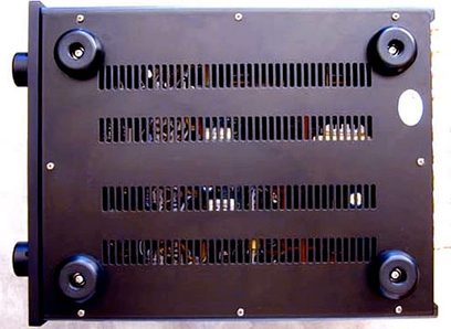 PrimaLuna ProLogue Eight sølvfarvet CD-afspiller, set forfra, to drejeknopper, CD-sprække, ventilationsgitter