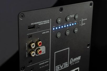 Subwoofer SVS PB-2000 Pro v černém popelu, zadní pohled, audio konektory a ovládací prvky, modré LED indikátory rozsvícené