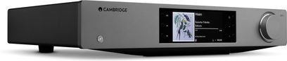 Cambridge Audio CXN100 SE netværksaudioplayer i sølv, set forfra, central farveskærm og stor drejeknap til højre